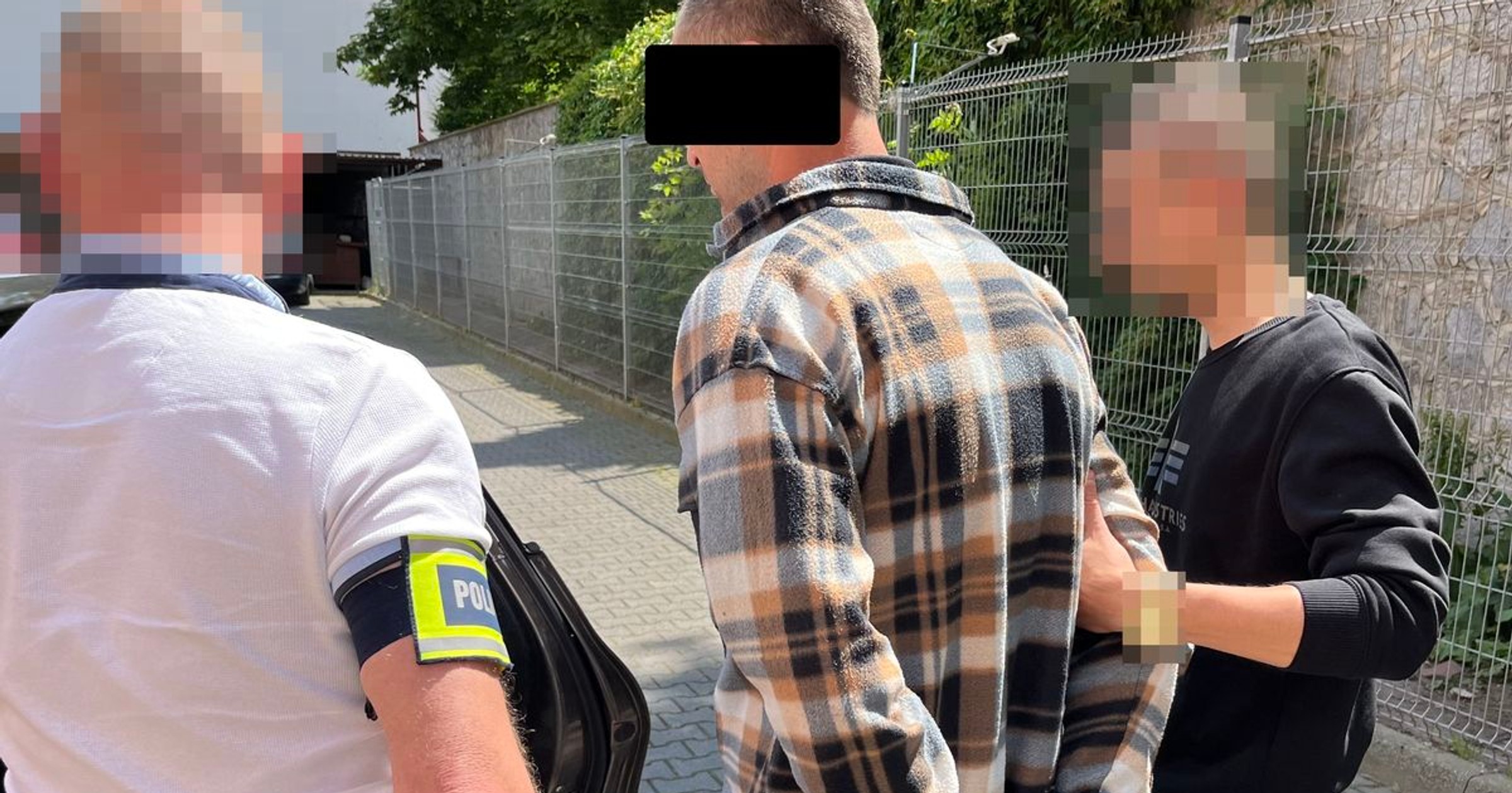 42-latek remontował stare samochody. Problemem było ich pochodzenie