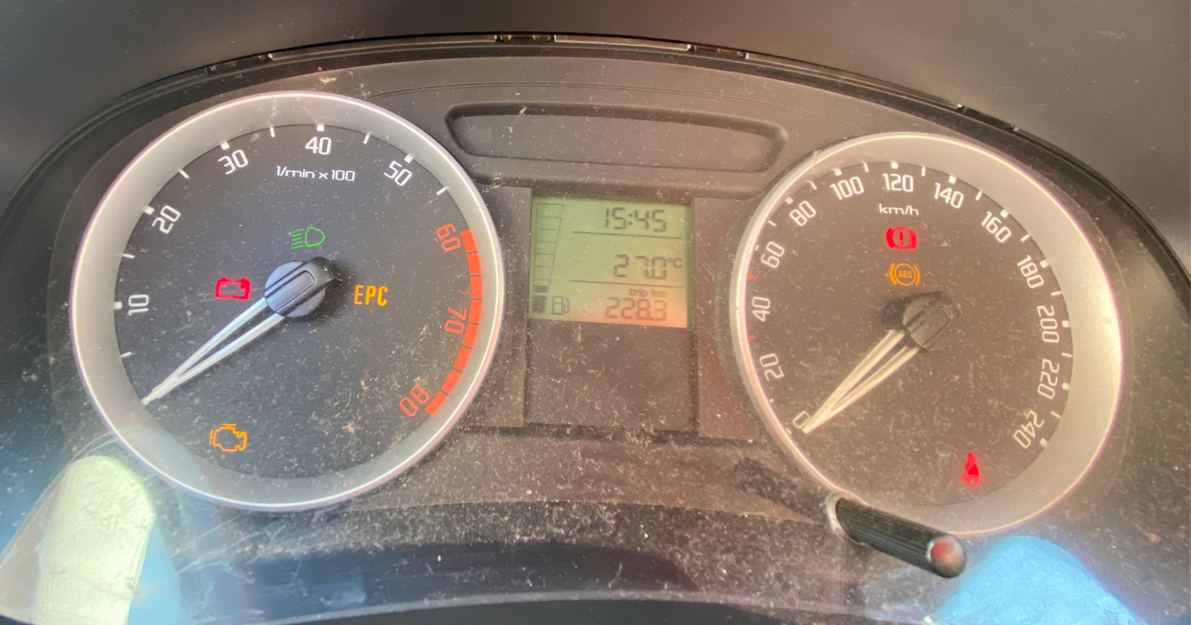 Auto za pomocą ikonek na desce rozdzielczej komunikuje się z kierowcą