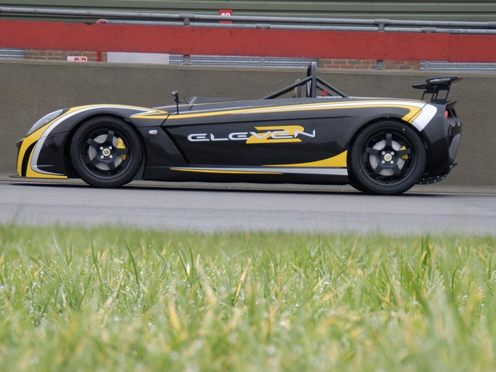 Lotus 2-Eleven: wyścigówką do supermarketu