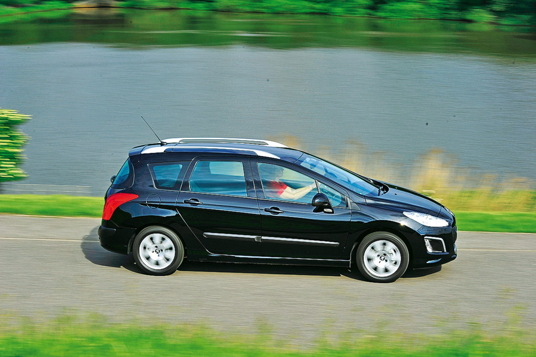 Rodzinne oszczędzanie: sprawdzamy które kompaktowe kombi warto kupić