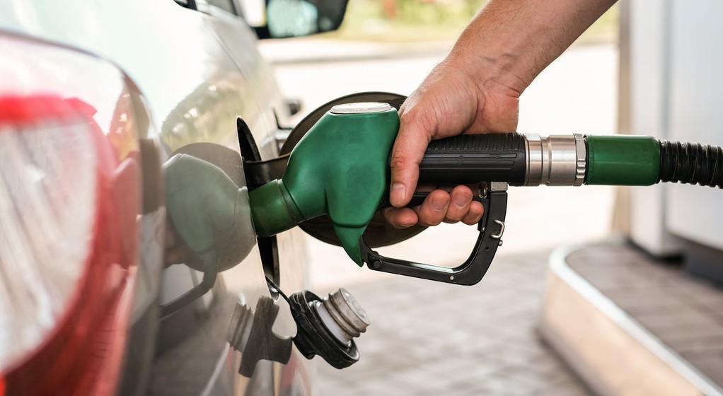 Tankowanie samochodu (zdjęcie ilustracyjne)