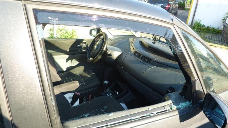 Psy w aucie – policjanci wybili szybę