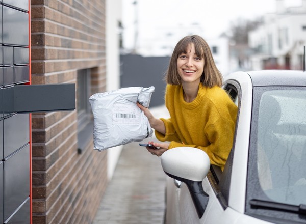 InPost zaskoczył kierowców nową funkcją. Otworzysz paczkomat na ekranie w aucie