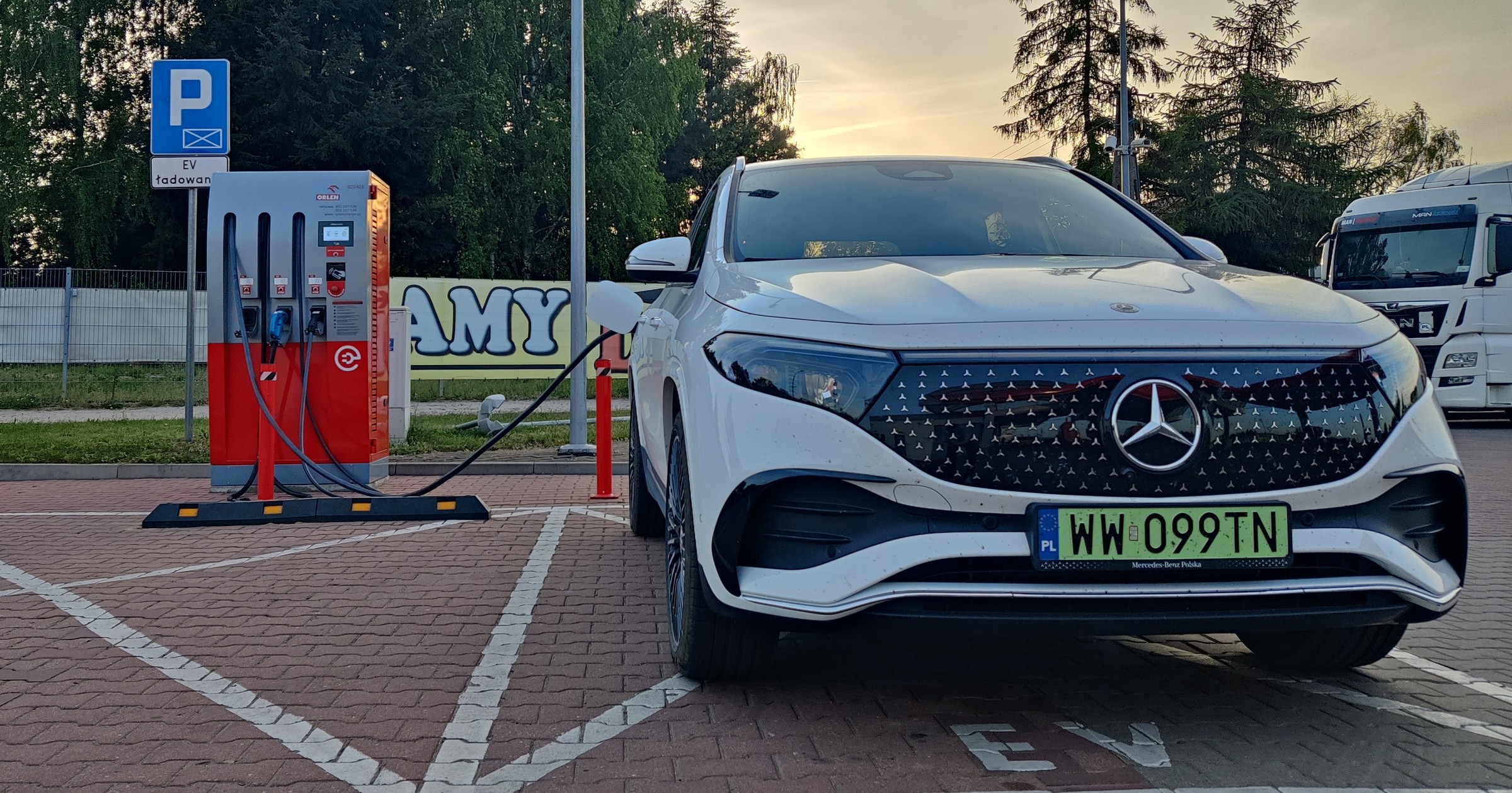 Ładowanie samochodu elektrycznego