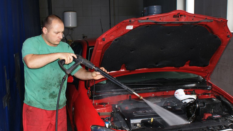 Czy warto umyć silnik?