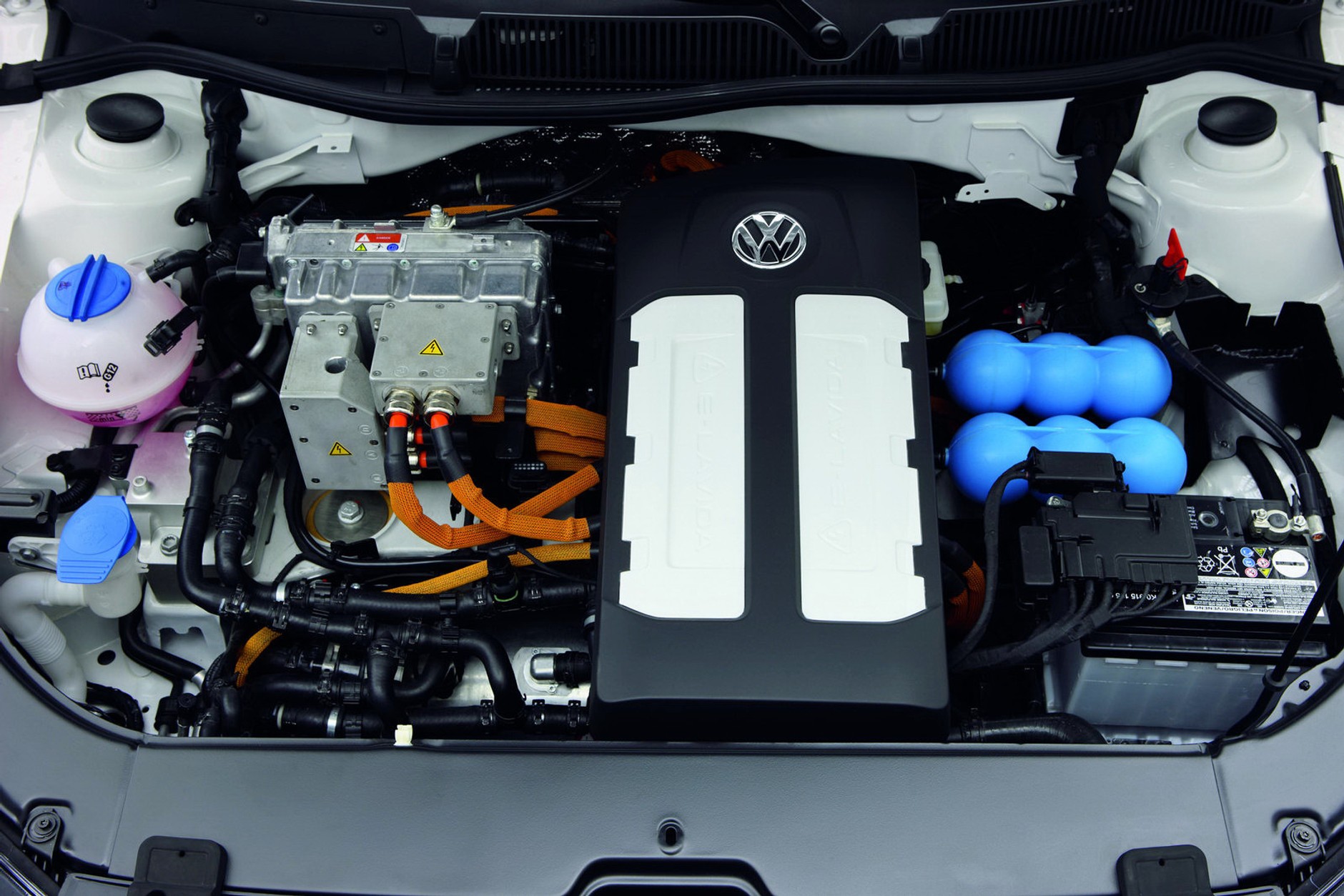 Pekin 2010: Volkswagen E-Lavida elektryczny Golf sedan