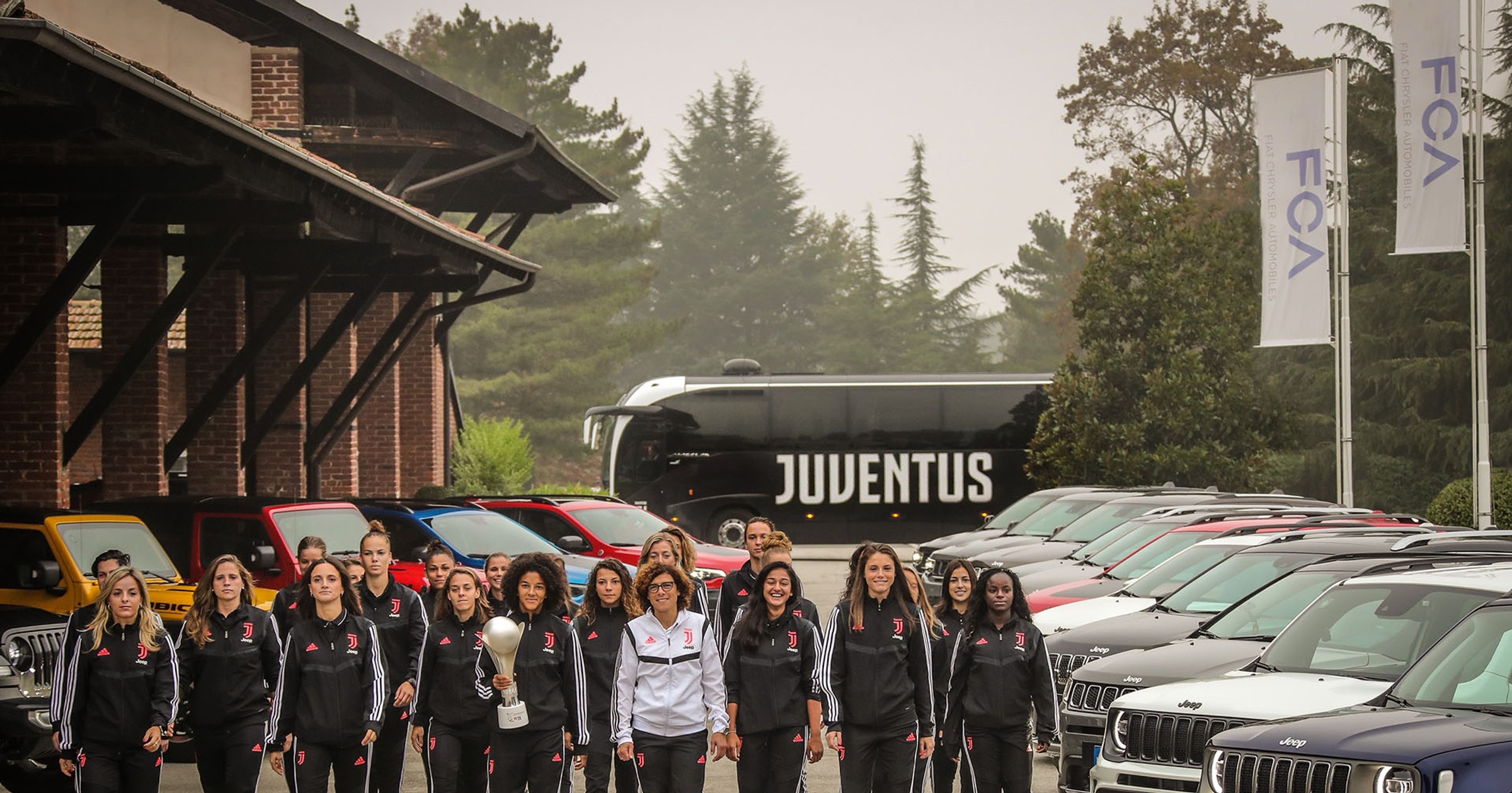 Mistrzynie Juventusu w Jeepach na torze w Balocco.
