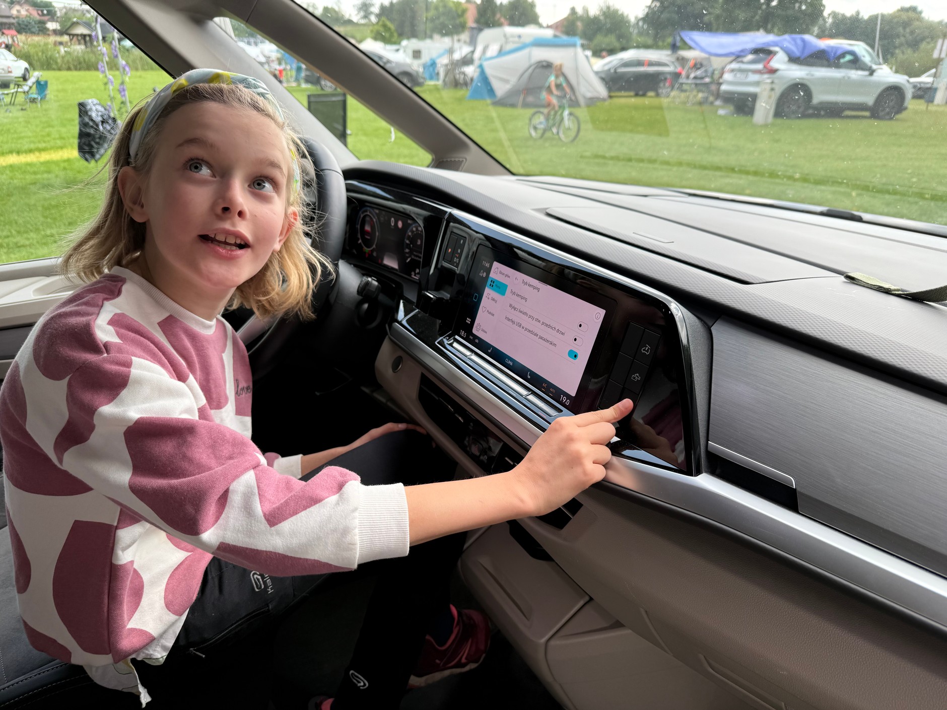 Volkswagen California Ocean 2025 – dach składa się elektrycznie, trwa to chwilę