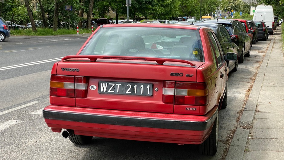 Czarne tablice - jakie auta wciąż je mają?