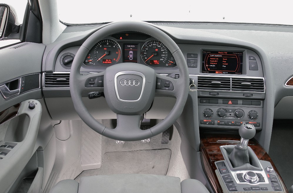 Niezłe materiały, dobre wyciszenie, ale po wzornictwie widać już, że nie jest to wybitnie świeży model