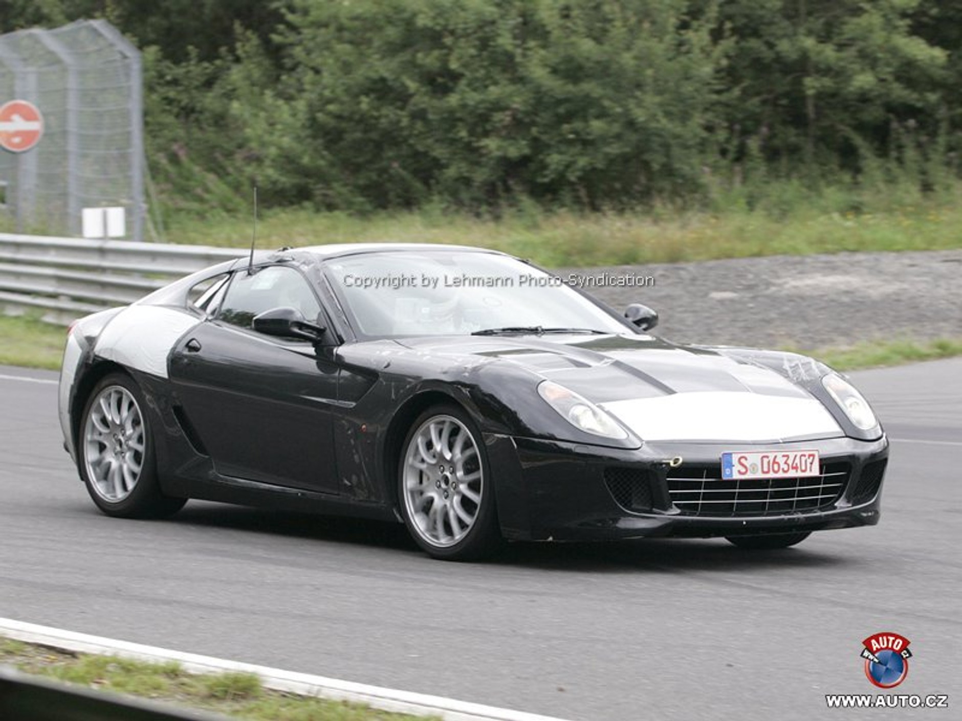 Zdjęcia szpiegowskie: Małe Ferrari Dino w runie dużego 599 Fiorano