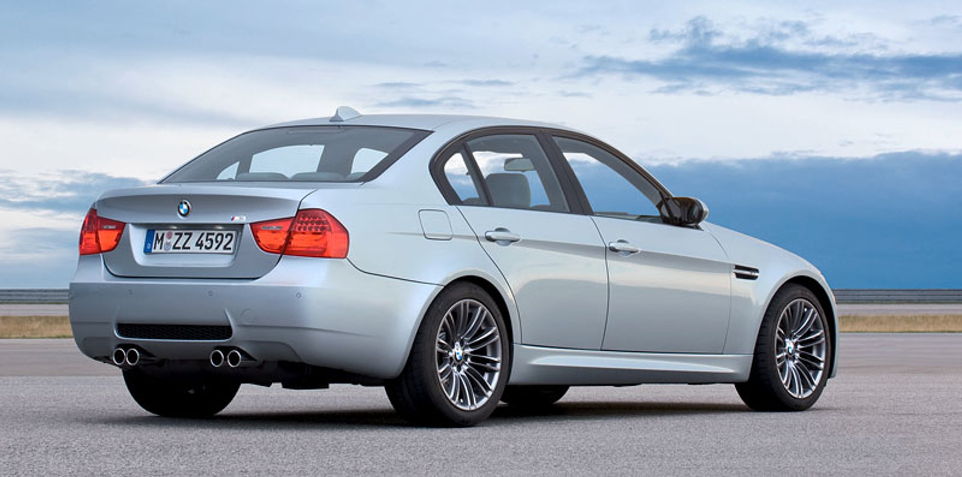 BMW M3 model 2009: zmiany wewnątrz i nowy tył