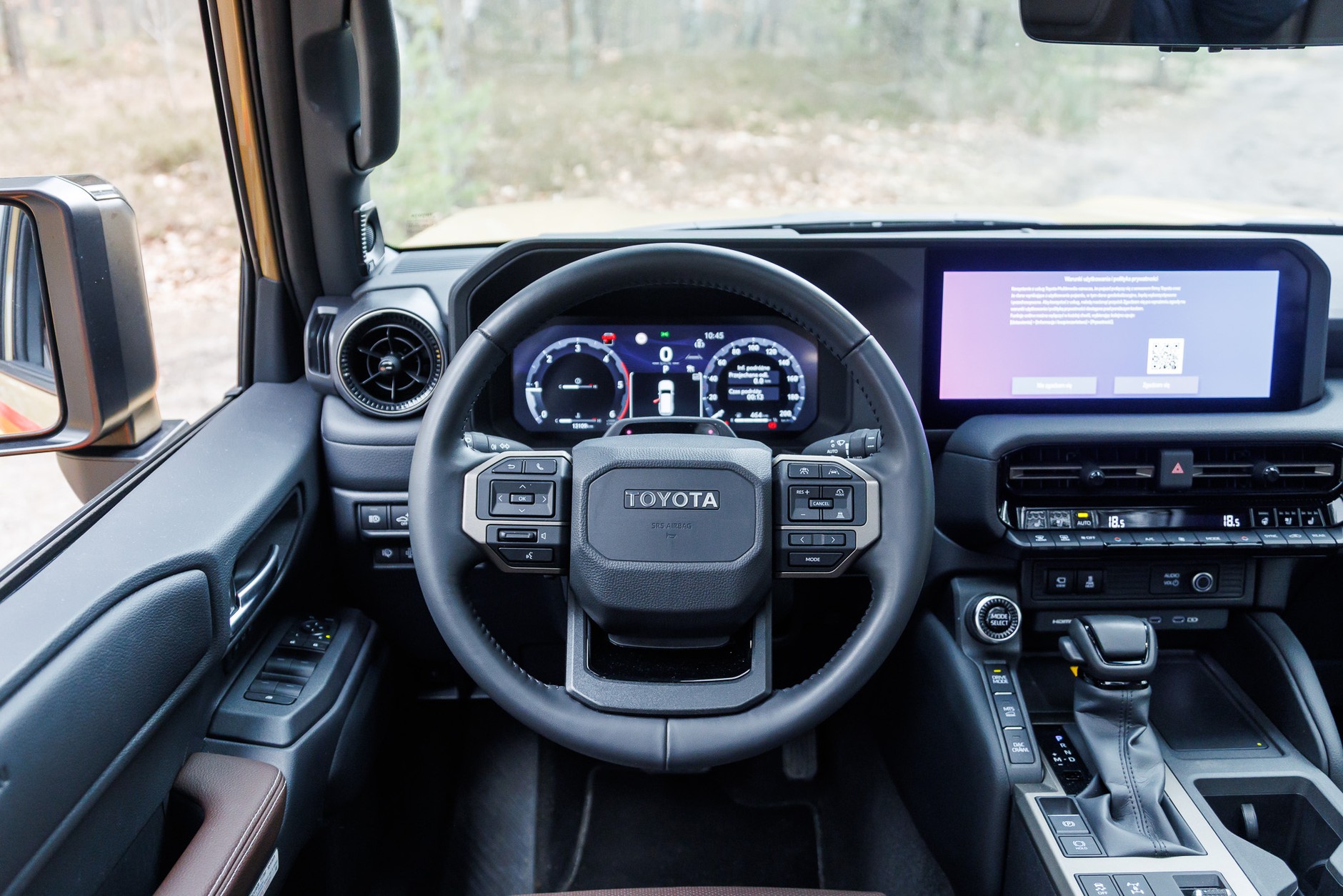 Toyota Land Cruiser bombarduje kierowcę komunikatami
