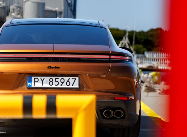 Porsche Panamera E-Hybrid niby jest idealna, ale z generacji na generację coraz lepsza