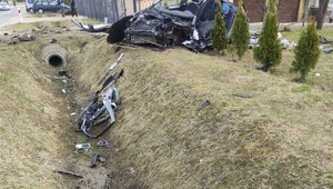 Golf nagle wzbił się w powietrze. Wszystko nagrała kamera na kościele [WIDEO]