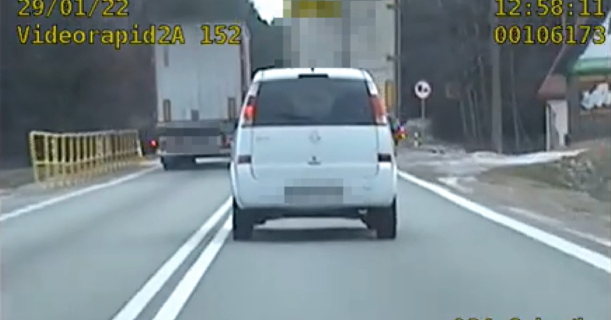 Niebezpieczne wyprzedzanie przez kierowcę ciężarówki