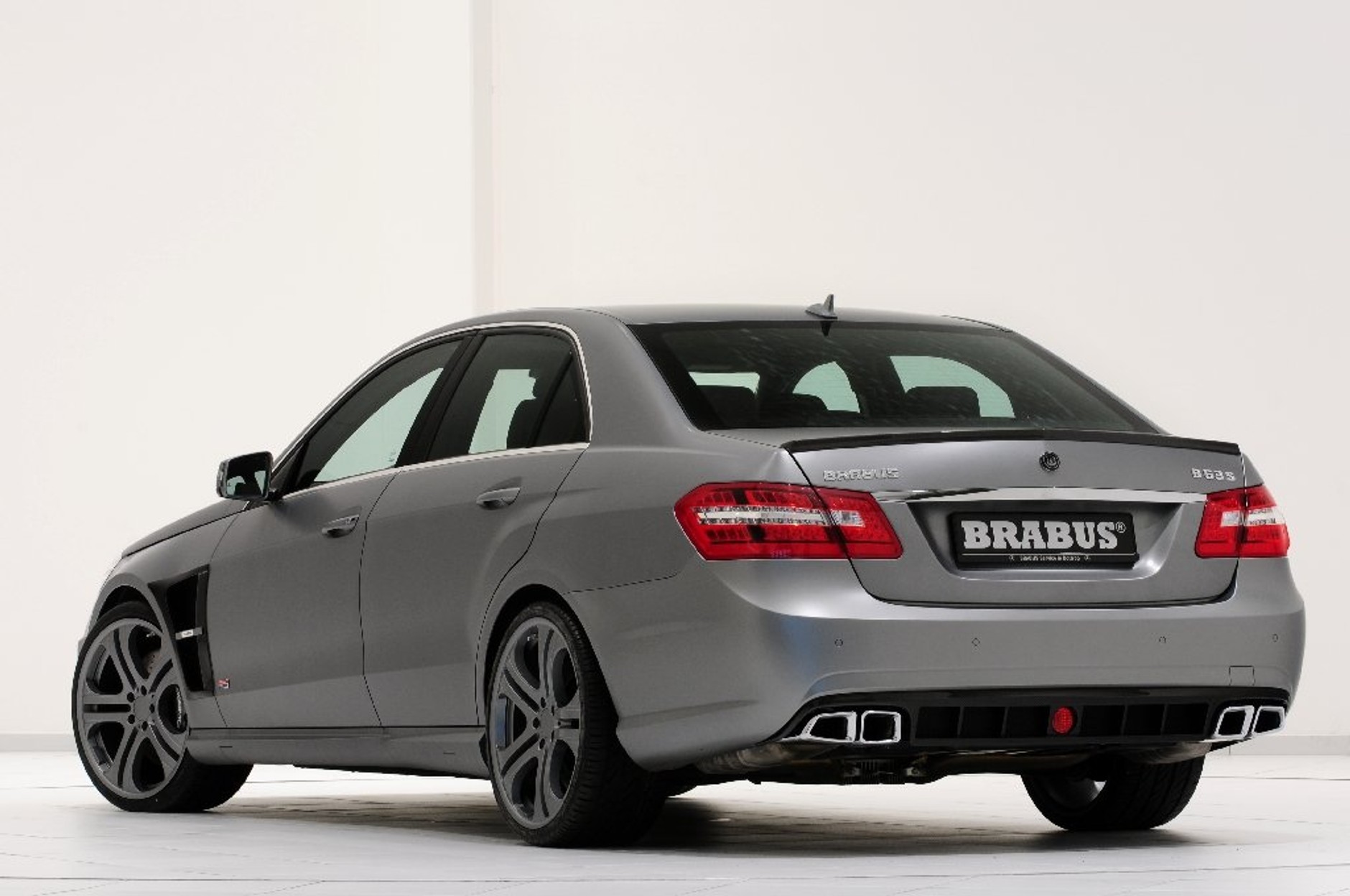 Mercedes E63 AMG - 555 KM od Brabusa