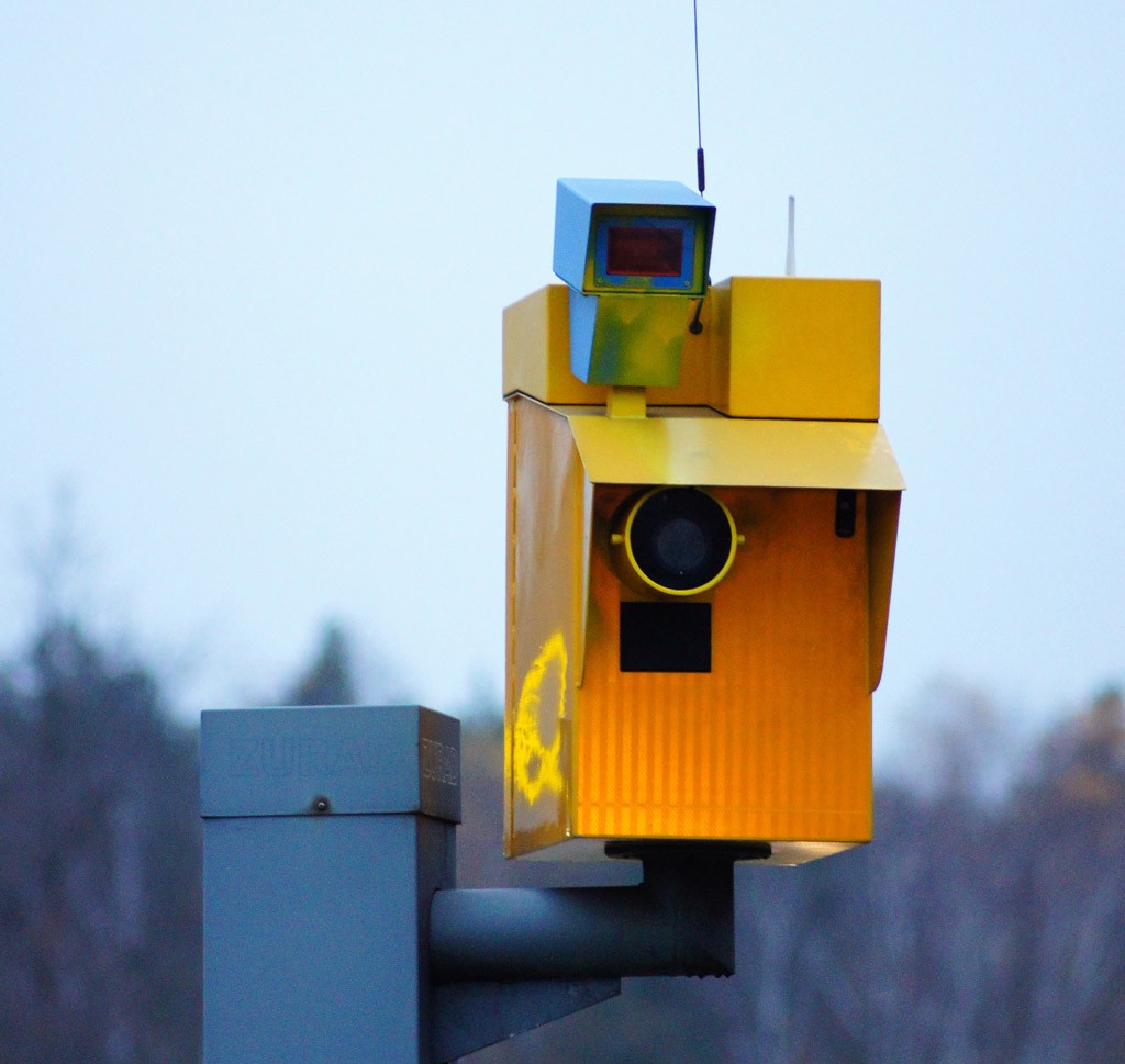 W przypadku tych urządzeń zdarza się, że np. mierzą one prędkość jednego auta, ale fotografują kolejne!