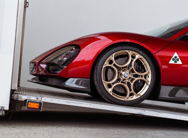 Alfa Romeo 33 Stradale trafiła do produkcji. Rozpędza się do 333 km na godz.