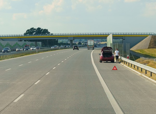 Zabrakło mu paliwa i wyszły na jaw przestępstwa. Kierowca zatrzymany przez policję na trasie S3