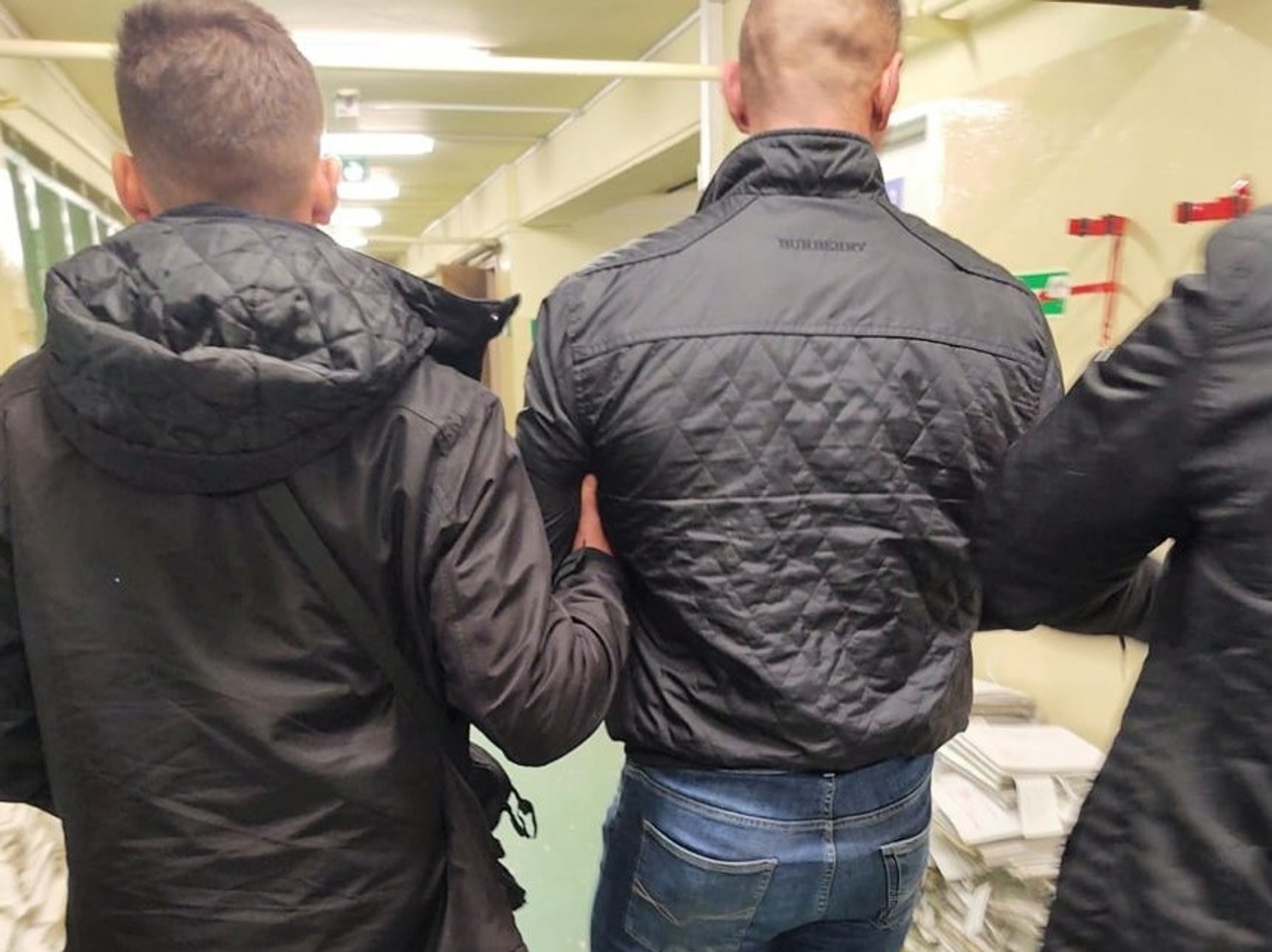 Policja rozbiła gang złodziei kradnących auta "na walizkę"