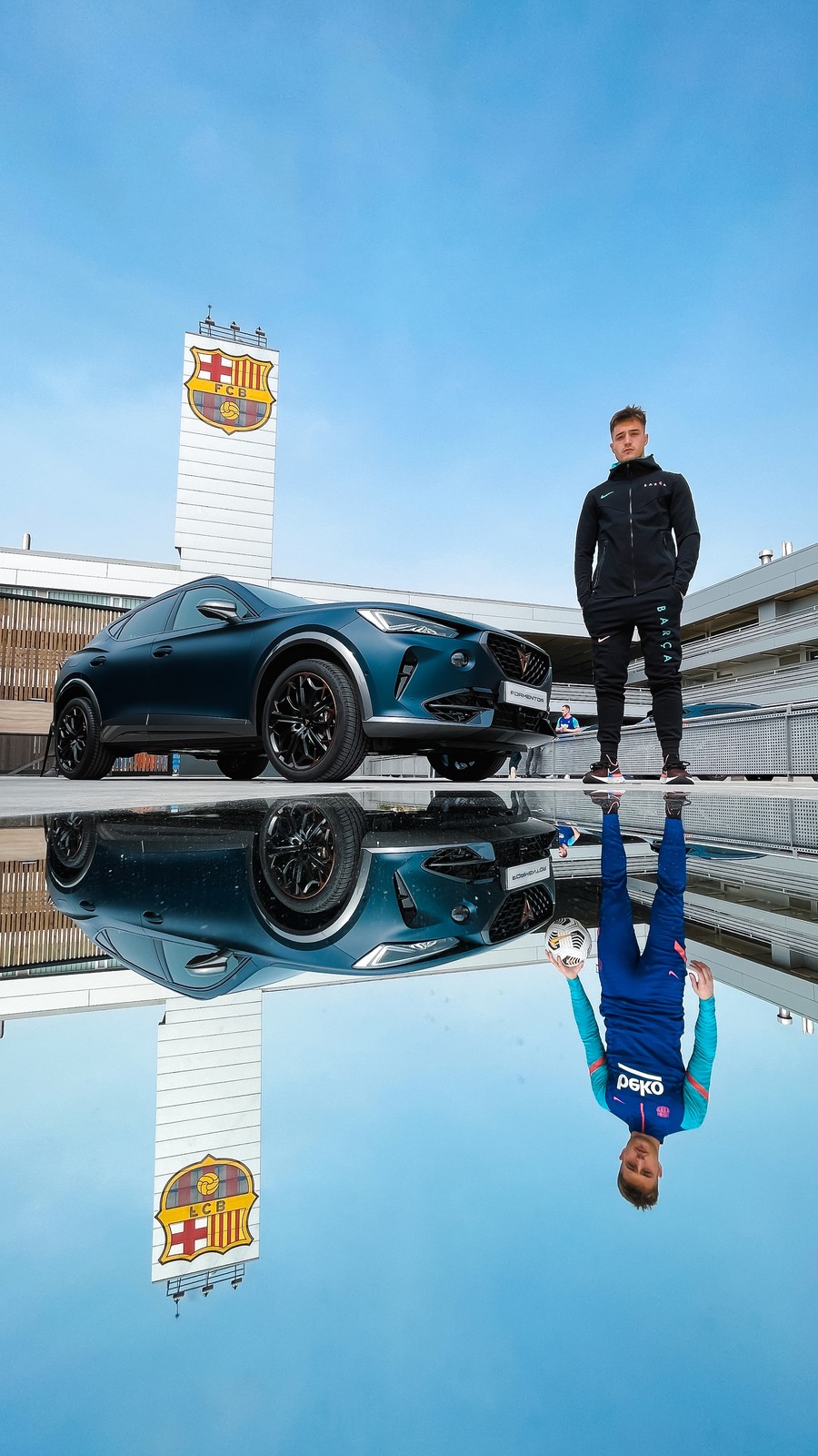 Piłkarze FC Barcelony odebrali nowe samochody