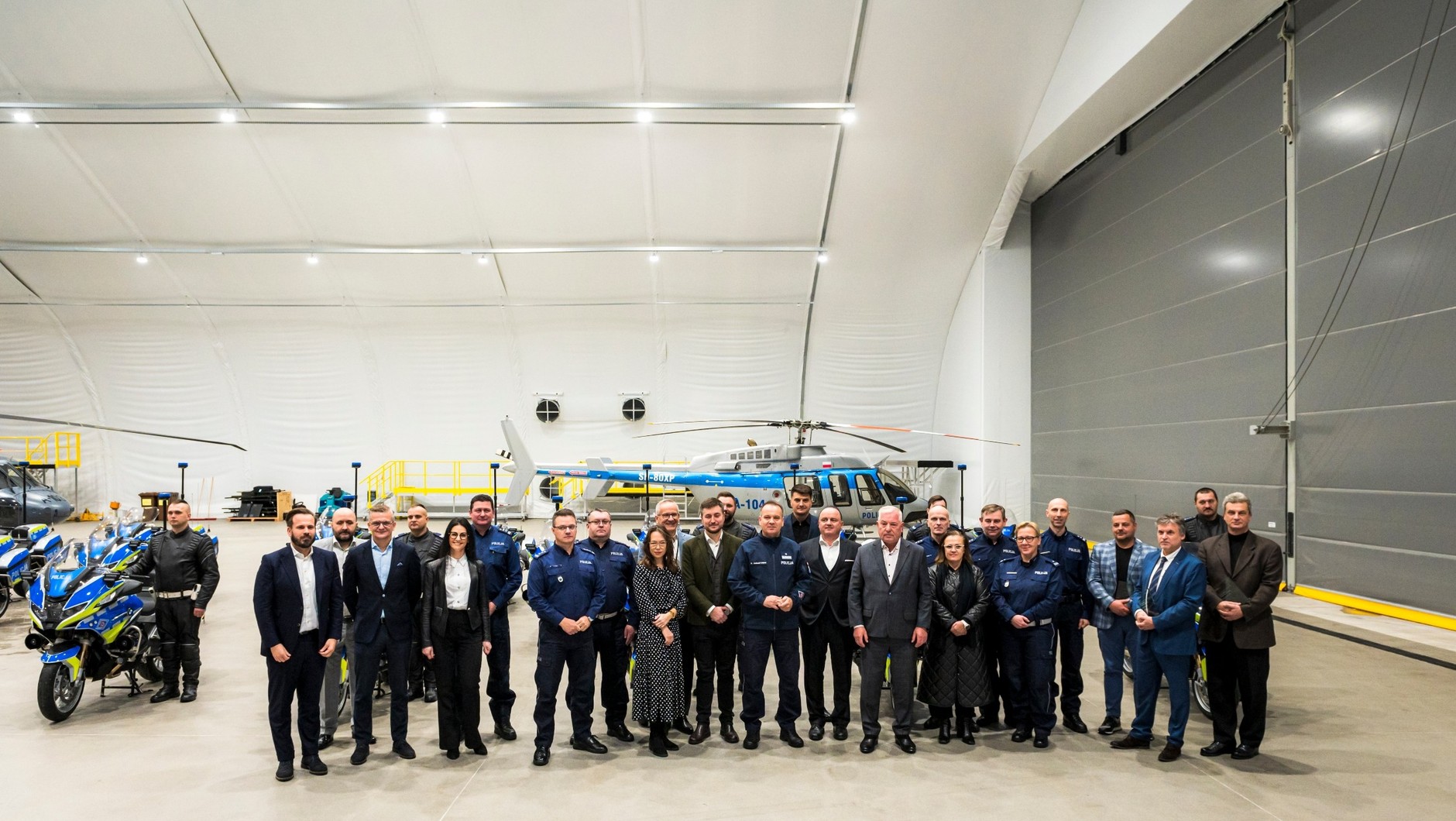 Policjanci i przedstawiciele BMW podczas przekazania ostatniej partii