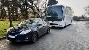 Kierowca autokaru zatrzymany przez nieoznakowany patrol ITD. Za to stanie przed sądem [WIDEO]
