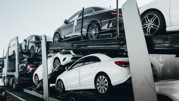 Sprowadzamy mniej samochodów z zagranicy. Najczęstszym wyborem model marki premium