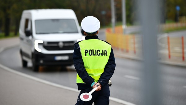 Policjant typujący samochody do kontroli drogowej