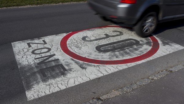 30 km/h na obszarach mieszkalnych. Nowy pomysł PE na zwiększenie bezpieczeństwa na drogach
