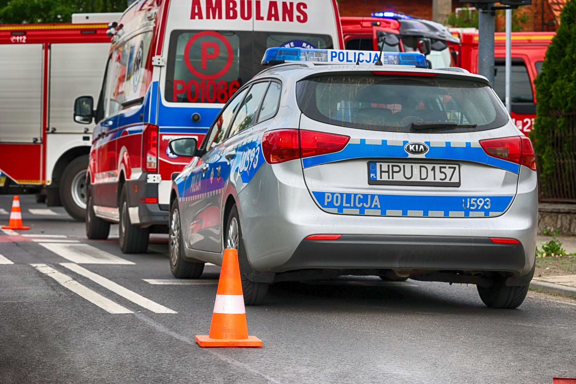 Zdaniem ratowników, w kryzysowych sytuacjach policjanci powinni wezwać pogotowie, a do jego przyjazdu, w miarę możliwości sami udzielać pomocy.