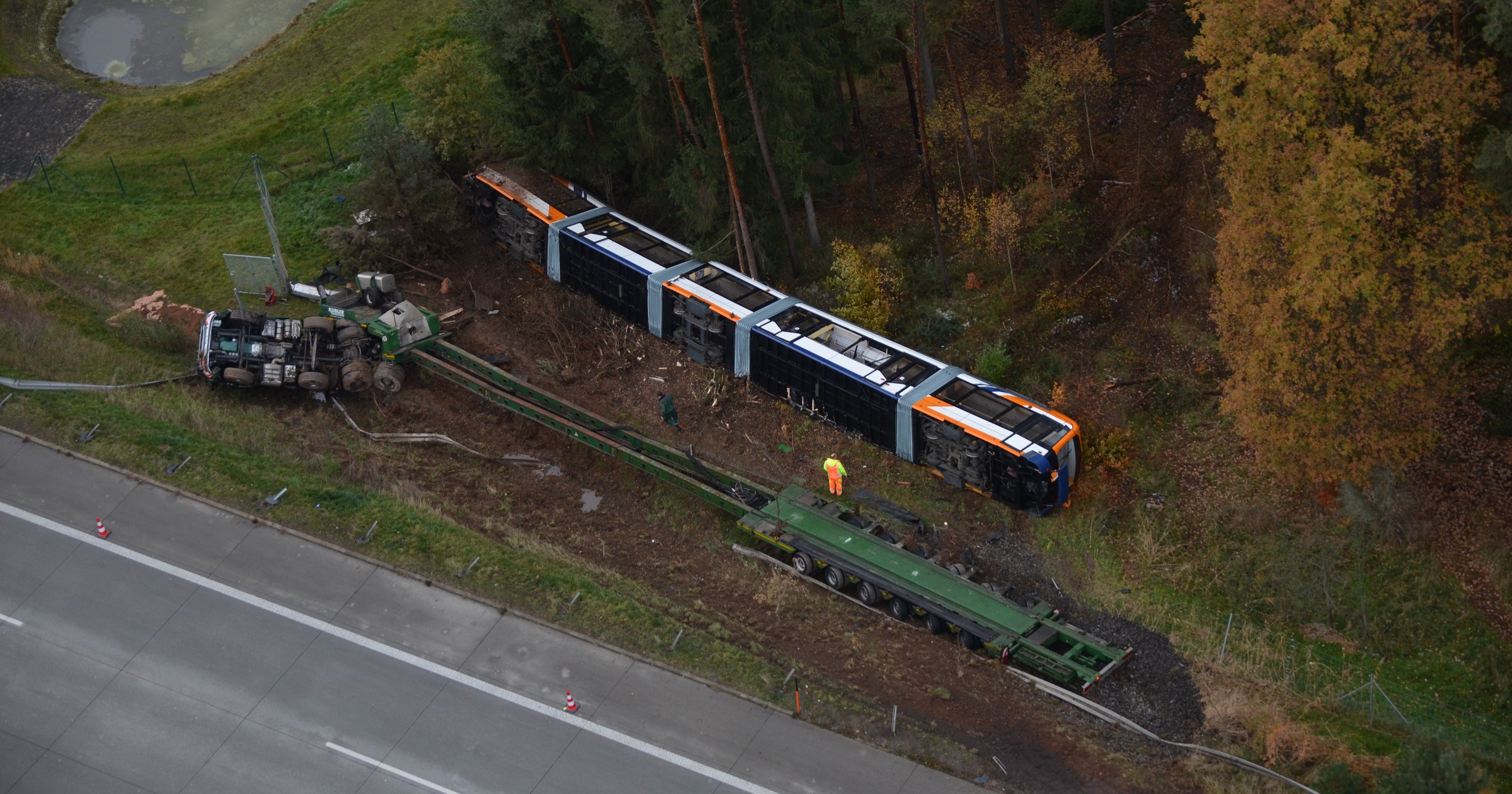 Ciężarówka przewożąca 30-metrowy tramwaj miała wypadek w Niemczech
