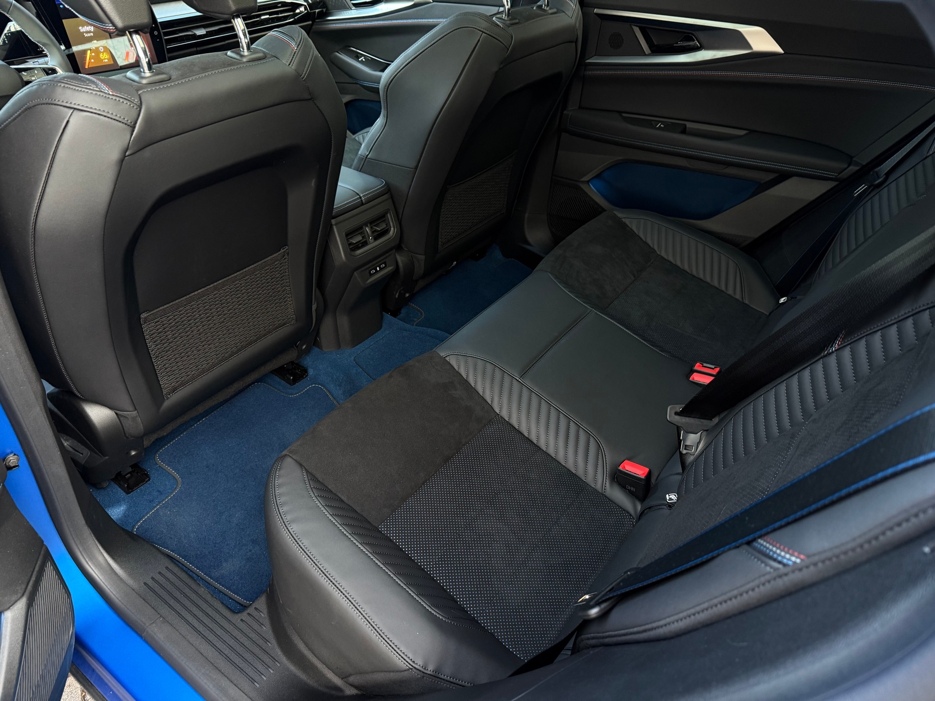 Tylna część wnętrza wykończona jest tak samo ładnie jak przednia – to nie u każdego producenta jest oczywiste