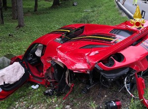 Ferrari F8 Spider zniszczone we Włoszech. Auto zderzyło się z TIR-em