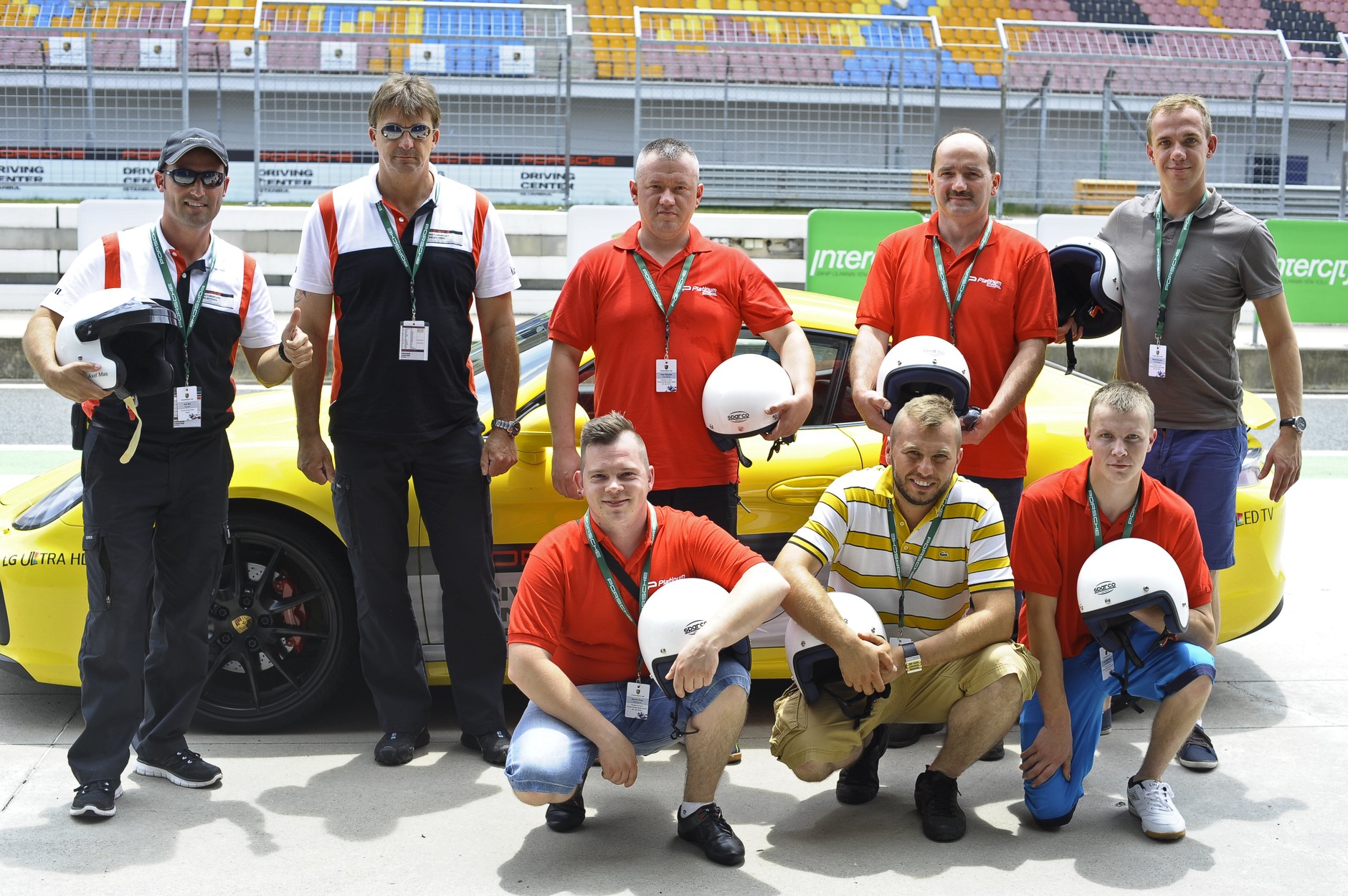 Poznajcie szczęśliwców, którzy wygrali w konkursie Platinum Orlen Oil. Dolny rząd od prawej: Jacek, Marcin i Damian. Górny rząd od prawej: Michał, Dariusz i Piotr. Z lewej instruktorzy Porsche Driving Experience