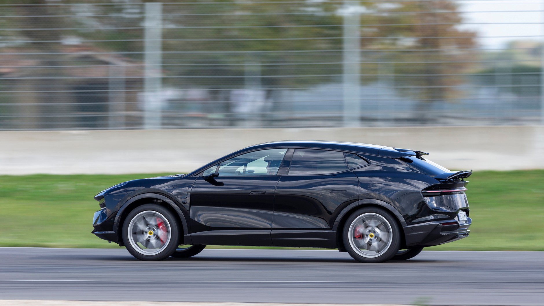 Lotus-Eletre-900-Sport-Carbon