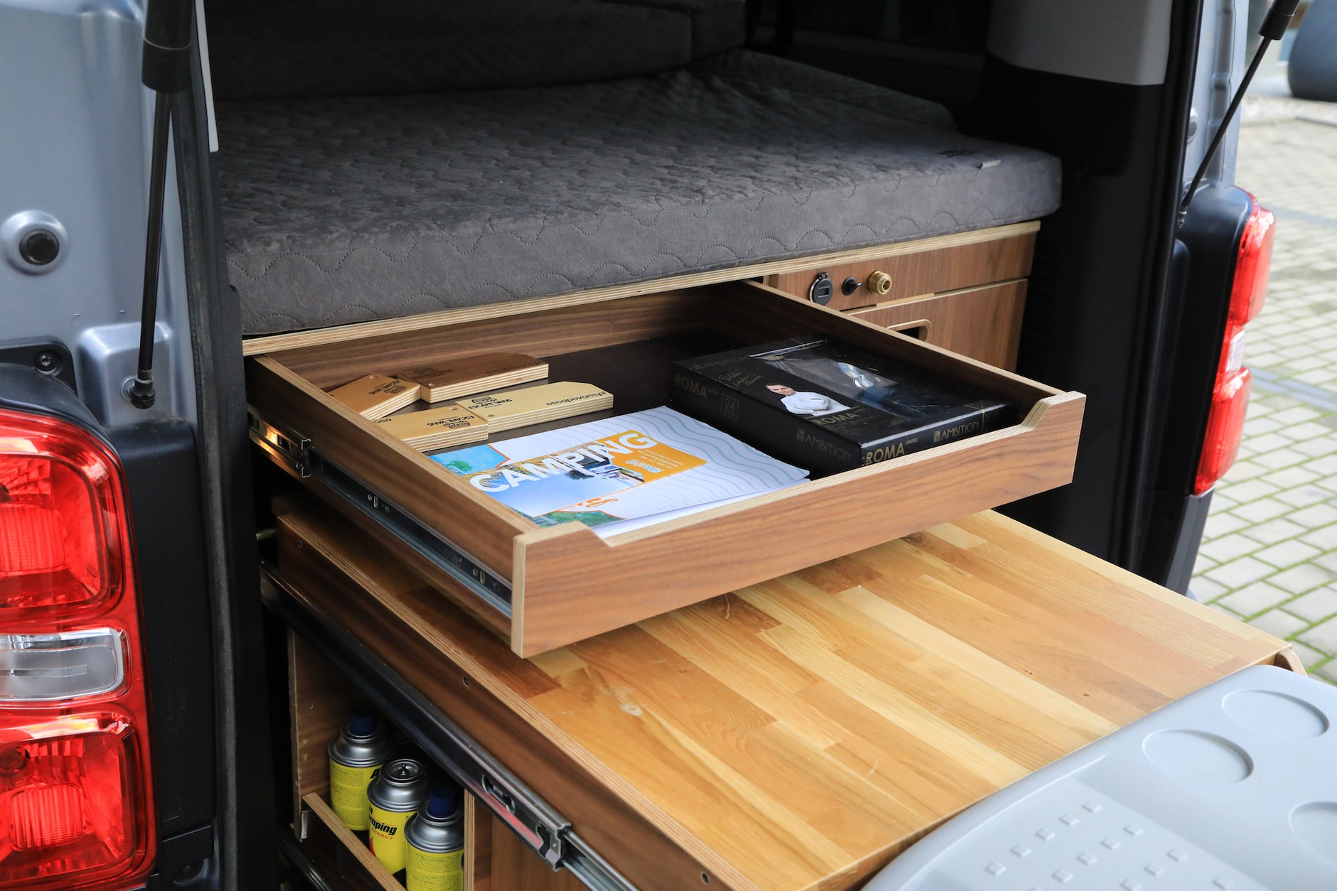 Zestaw kamperowy zamontowany w Toyocie Proace Verso