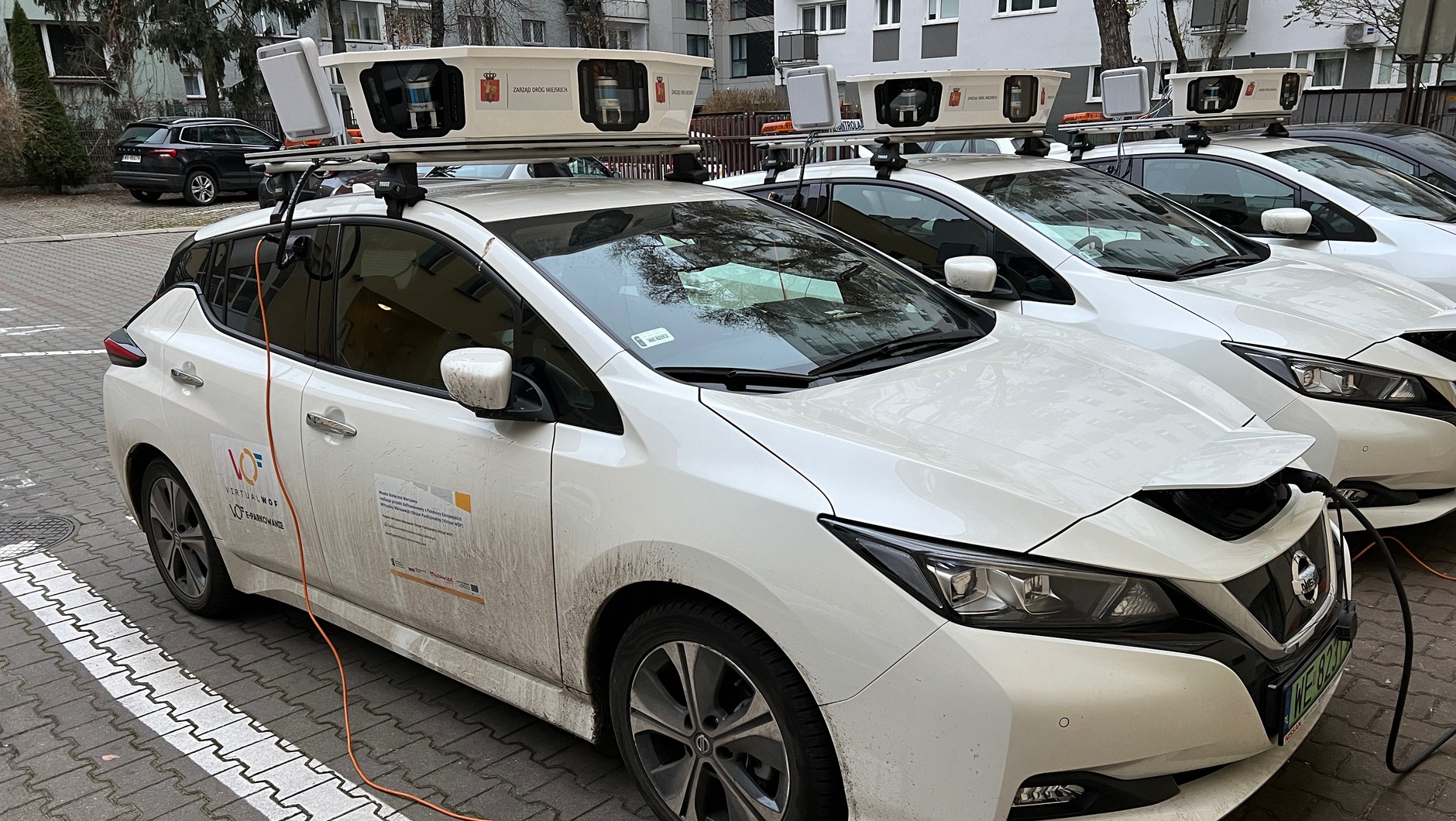 W Warszawie ulice stołecznej strefy płatnego parkowania patroluje dziewięć elektrycznych Nissanów Leafów