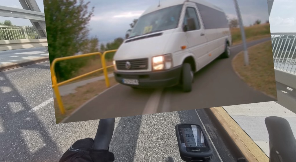 Samochód na drodze dla rowerów i pieszych