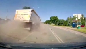 Nagranie z ulicy w Jaworze mrozi krew w żyłach. Kierowca ciężarówki stracił prawo jazdy