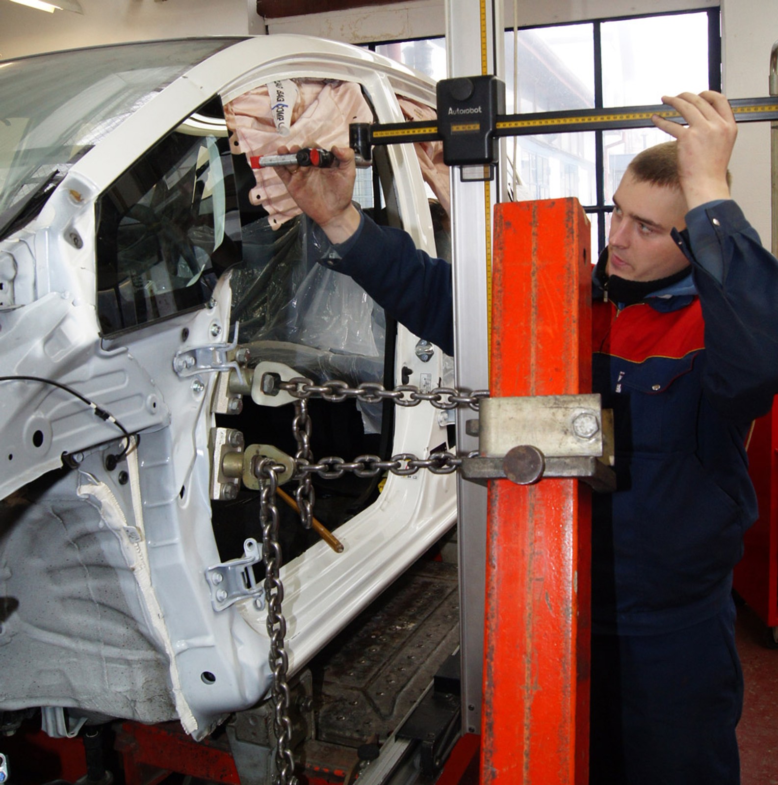 Po wypadku warto zmierzyć auto. Zobacz jak zrobić to dobrze