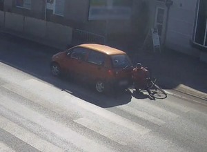 Niebezpieczna chwila nieuwagi na przejściu dla pieszych. Policja publikuje nagranie ku przestrodze