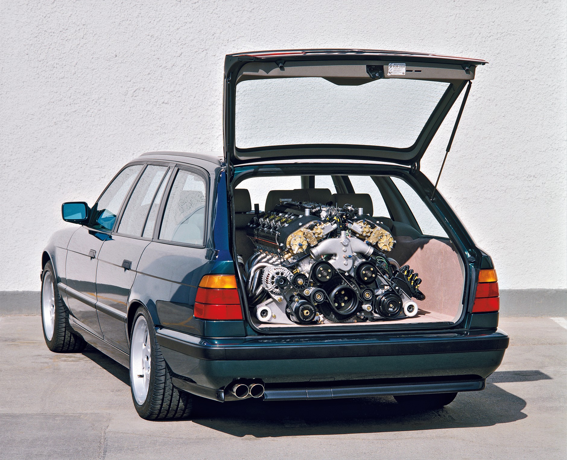 BMW E34 M5 Touring:t o nie fotomontaż, BMW naprawdę włożyło w reklamie modelu 10-cylindrowy silnik do bagażnika! Na szczęście bez oleju, inaczej piękne dywany byłyby mocno zagrożone
