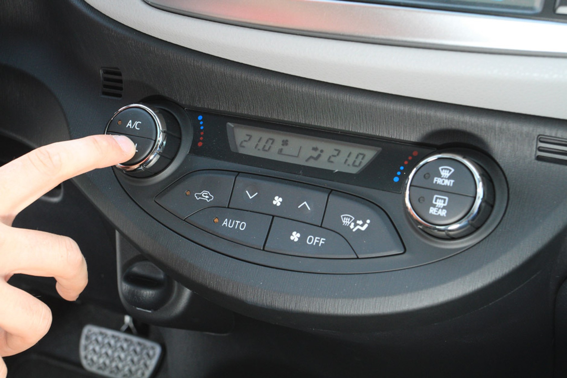 Test nowej Toyoty Yaris, radzimy którą wersję wybrać automat czy manual?