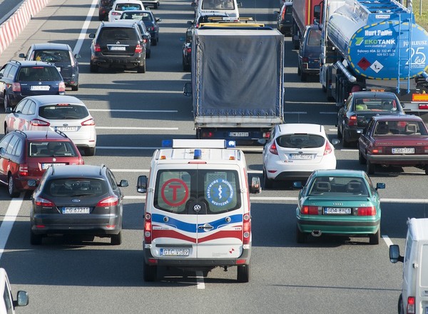 Policja szuka kierowców, którzy blokowali korytarz życia po wypadku na autostradzie A4