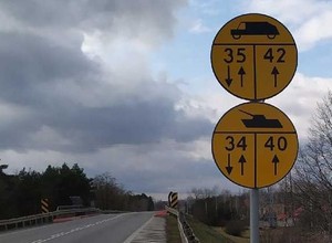 Ruszyły wojskowe ćwiczenia. W związku z tym przy drogach ustawiono nietypowe znaki
