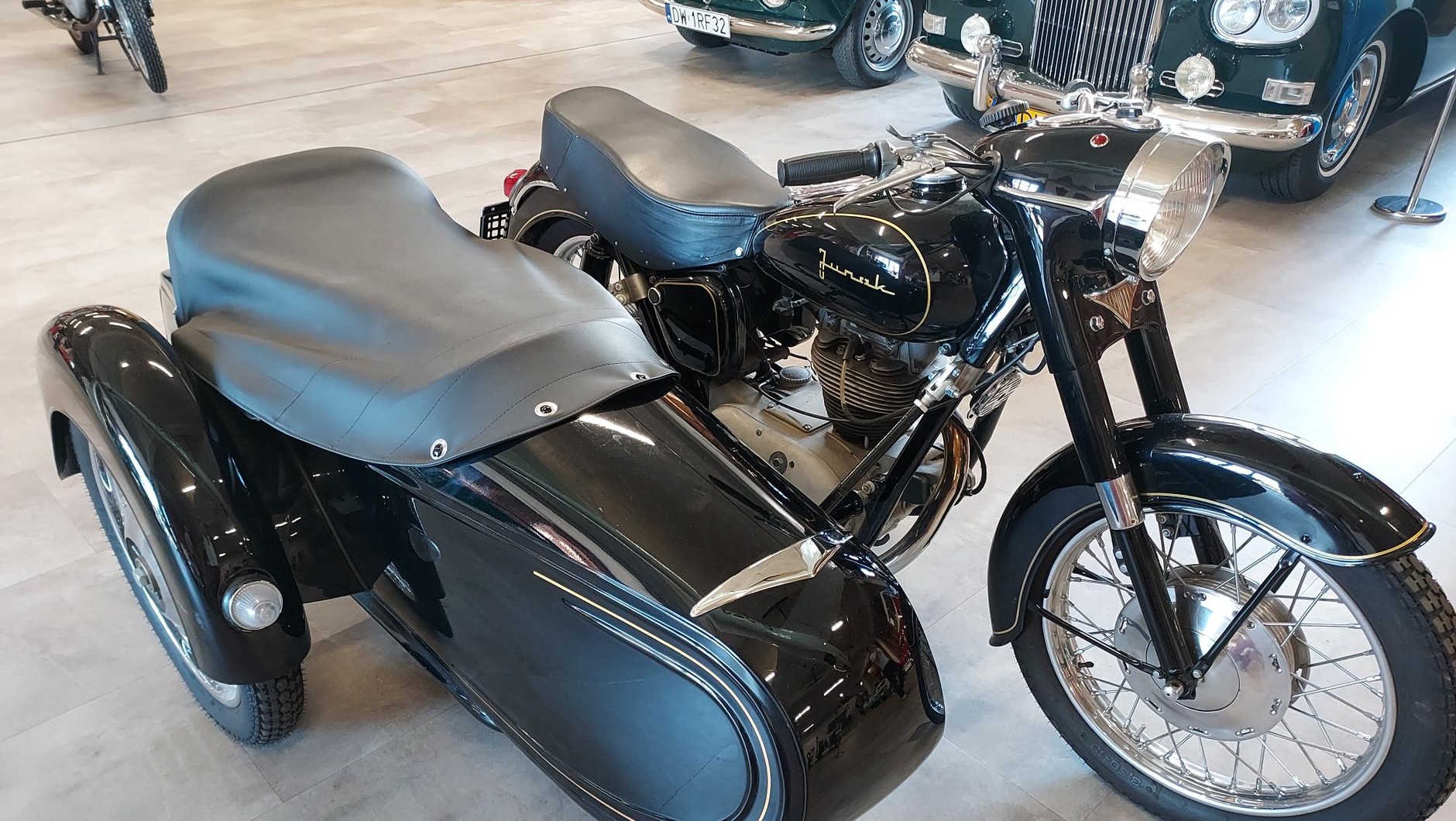 Klasyczne pojazdy na zamku Topacz 2024. Polski motocykl Junak z koszem