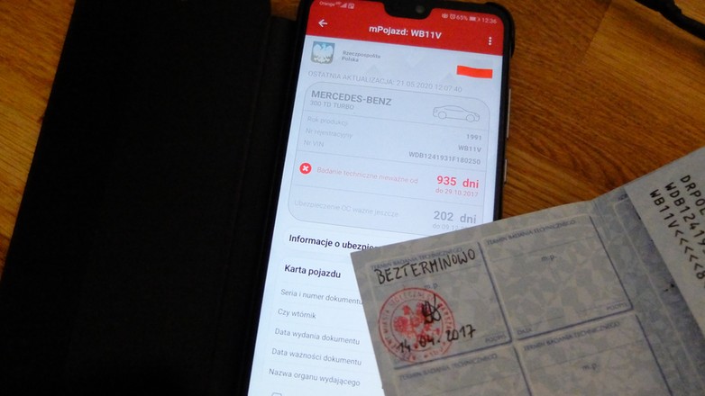 Przykład błędu systemu: nie wie on, że samochody zabytkowe są zwolnione z corocznych badań technicznych, aplikacja wyświetla „monit”