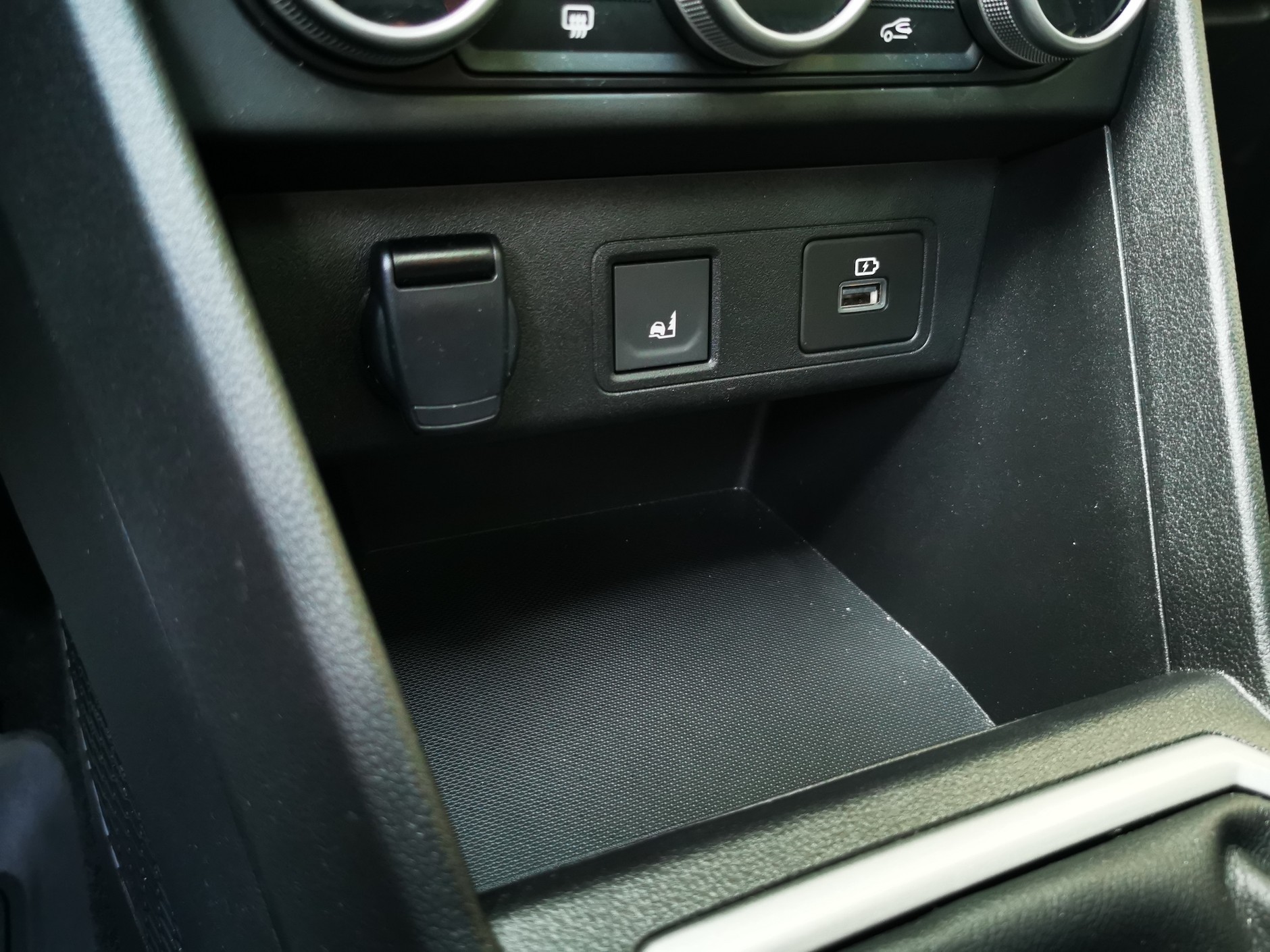 Dacia Sandero Stepway ECO-G 100 Extreme: przycisk na środku to włącznik funkcji Extended Grip